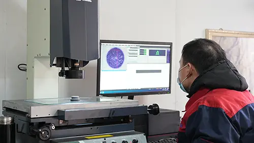 Aiškiai matydami ir tiksliai vadovaudamiesi, mes tvirtai nustatome kokybišką formų apsaugos liniją.